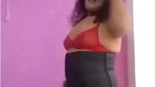 Сатанинский и мазохистский трансвестит продвигает свою попку в соцсетях - порно видео