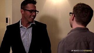 Шшш ... Я застукал профессора, папочку за мастурбацией, поднял свой большой хуй - порно видео