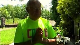 Крошка позволяет старшему парню проникнуть в ее милашку в любительском видео - порно видео