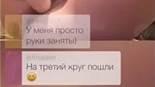 Хорошенькая тинка играет со своей киской игрушкой - порно видео