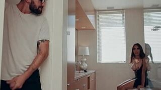 Я мастурбирую, пока моя мачеха снимает лифчик - порно видео