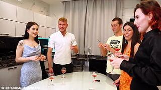 Студенческая оргия - порно видео