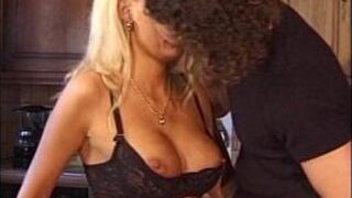 Датская Барби награждает незнакомца за то, что он нашел кошелек - порно видео