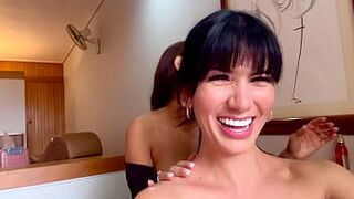 лесбиянки занимаются оральным сексом на диване - порно видео