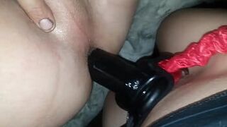 Горячая жена трахает страпоном тугую маленькую задницу мужа - порно видео