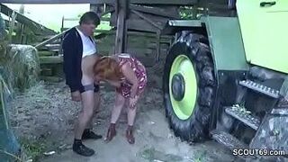 Немецкая милфа трахается на улице на ферме - порно видео
