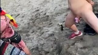 Неверный муж в клетке целомудрия просит девушек пинать яйца для жены - порно видео