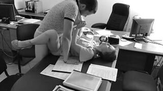 Босс трахает свою крошечную секретаршу на офисном столе и снимает это на скрытую камеру - порно видео