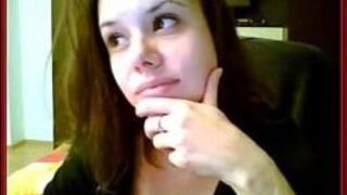 Горячая девушка перед вебкамерой - порно видео