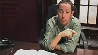 Возбужденная учительница отсасывает и погружает спортсмена в киску студента - порно видео