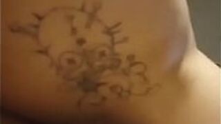 Мужчина с телосложением трахает тугую киску сексуальной сучки - порно видео