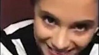 Шлюха сосет и трахает парня, которого она только что встретила в общественном туалете - порно видео