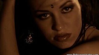 Чувственная и сексуальная индийская милфа - порно видео