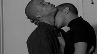 Огромный черный член в тугой гей-заднице гетто - порно видео