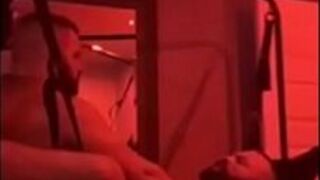 Мускулистые папочки жестко трахаются в слинге - порно видео