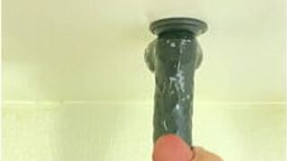 Дилдо и шлем вместе - порно видео