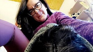 Николетта сильно доминирует над своим другом, заставляя ее нюхать все ее пердуны - порно видео